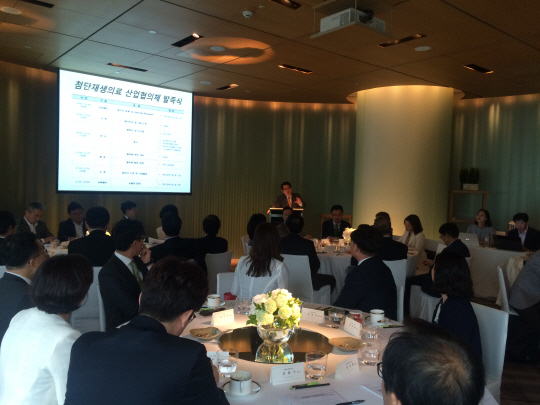 9일 열린 첨단재생의료 산업협의체 발족식에서 이경호 한국제약협회장이 축사를 하고 있다.